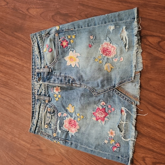American Eagle Outfitters Dresses & Skirts - American Eagle Denim Embroidery Distressed skirt size 0
